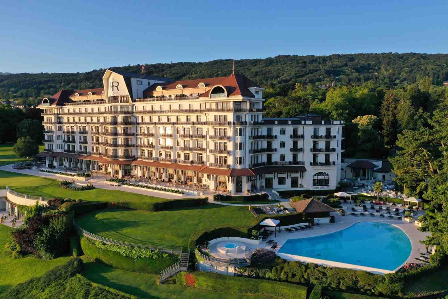 hotel-royal-evian-pool-front