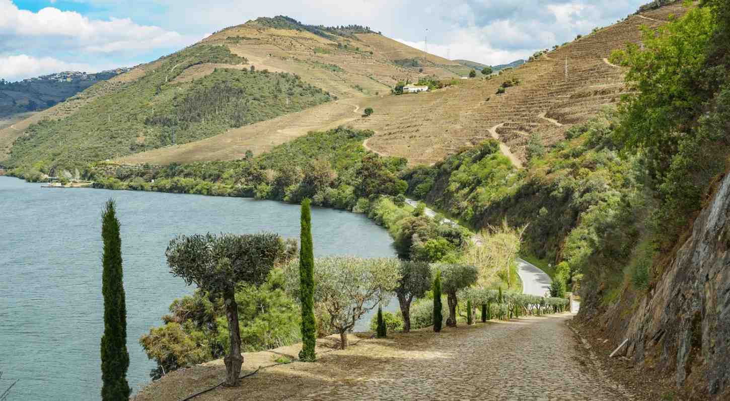 douro-valley-pavec-road-river