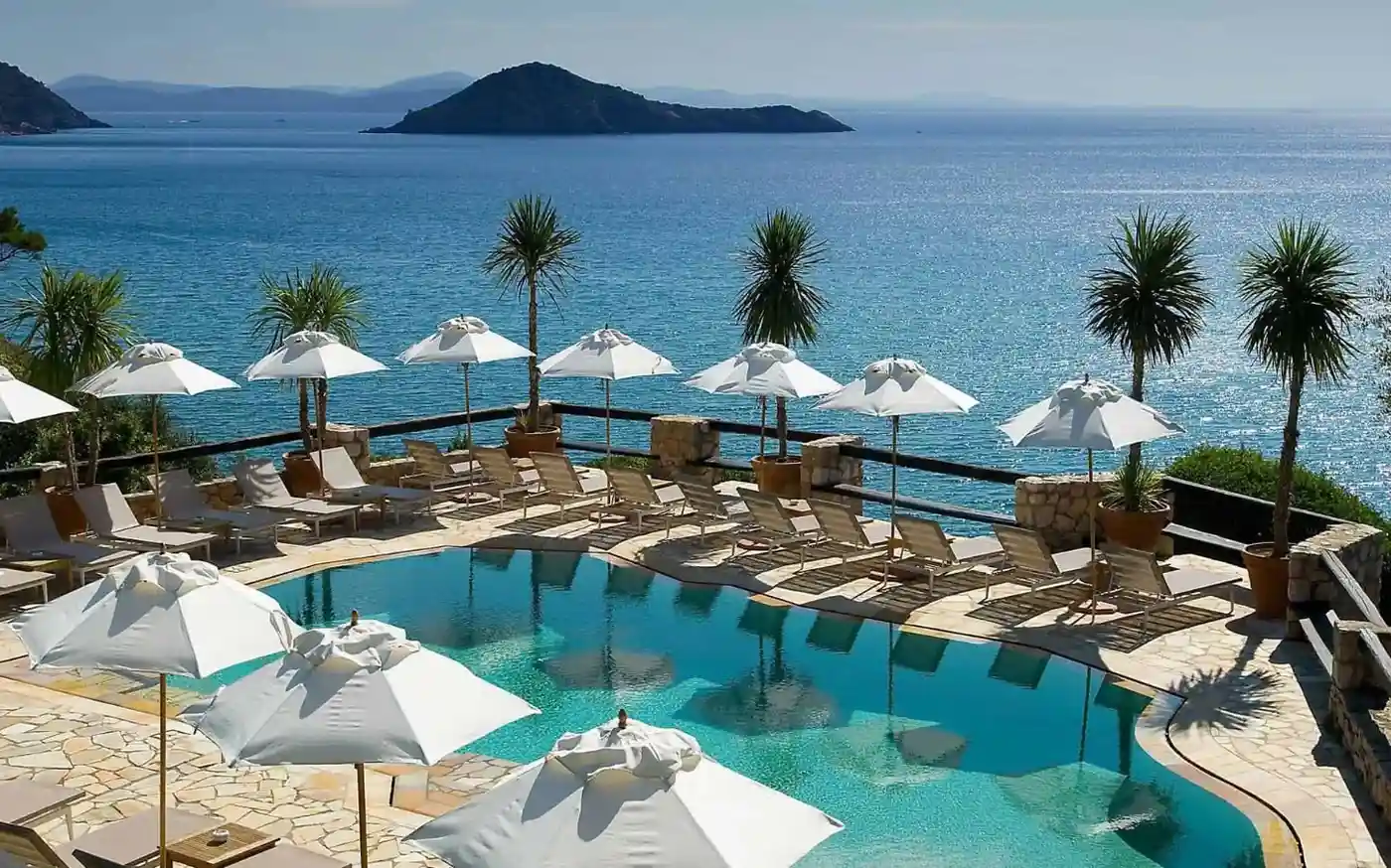 hotel-il-pelicano-pool-seafront