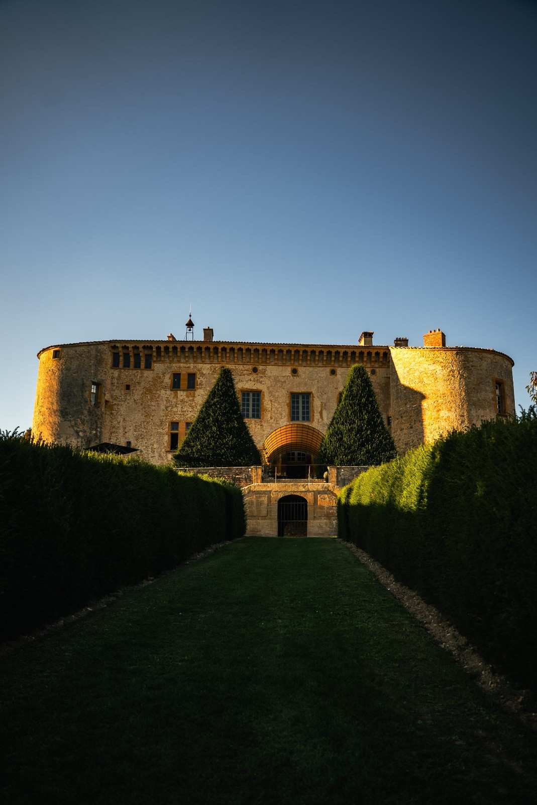 chateau-de-bagnols-portrait-exterior
